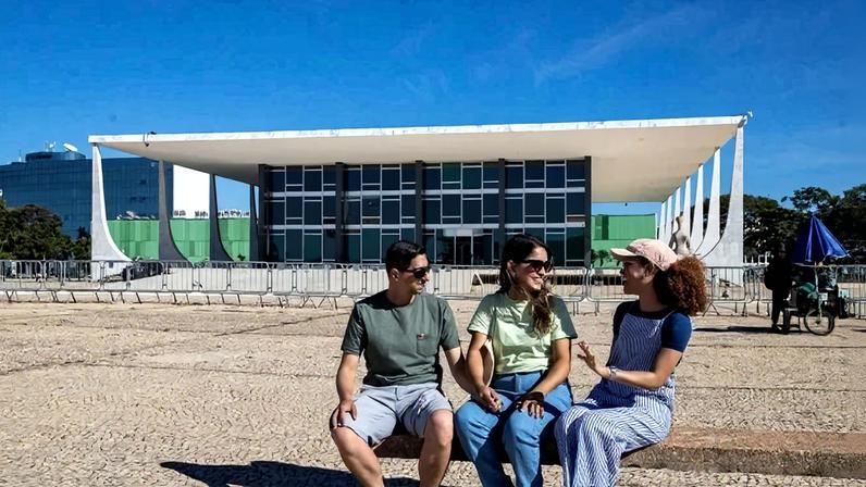 Os amigos, da esquerda para a direita, Alisson França, Camila França e Sofia da Silva aproveitaram o feriado para ver de perto os monumentos de Brasília - (crédito: Mariana Campos/CB/D.A Press)