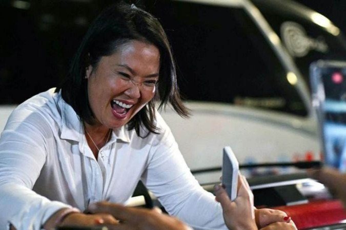 Roberto Sánchez e Keiko Fujimori em um debate antes do segundo turno das eleições
