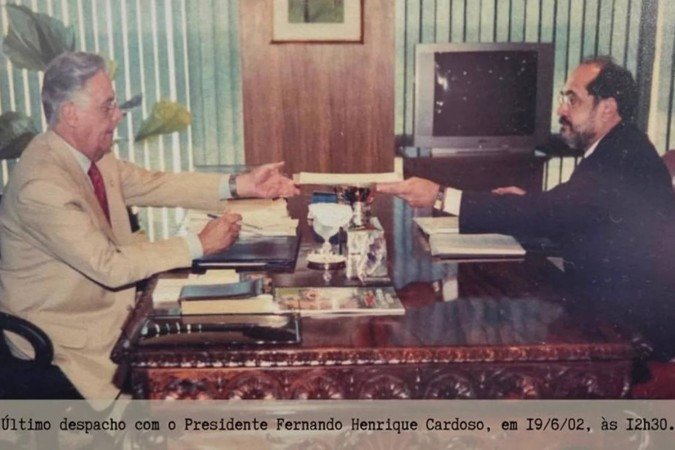Ministro do STF homenageou o ex-presidente com foto de arquivo dos dois registrada em 2002 - (crédito: Reprodução/X)