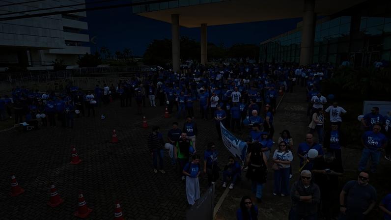Servidores do Banco de Brasília (BRB) e representantes do Sindicato dos Bancários realizam, na manhã desta terça-feira (9/6), uma manifestação em frente à Câmara Legislativa do Distrito Federal (CLDF). - (crédito: Ana Carolina Alves/CB/DA Press)