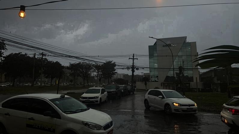 Chuva intensa atingiu regiões administrativas a partir das 13h desta sexta (12) - (crédito: Gabriela Cidade/CB/DA Press)
