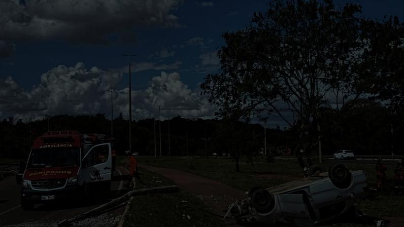 No local, as equipes encontraram um veículo capotado próximo a um poste de iluminação pública - (crédito: Divulgação/CBMDF)