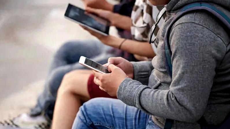 Jovens mexendo no celular - (crédito: Reprodução/Magnific)