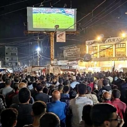 Palestinos em campo de refugiados em Gaza acompanham jogo da Copa