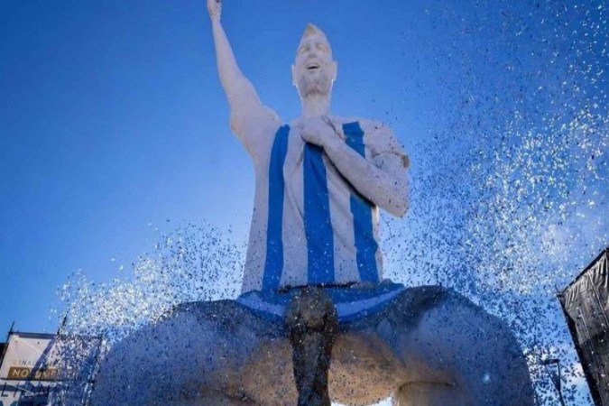 Estátua em homenagem a Messi vira meme na Argentina: - (crédito: Foto: Reprodução X/Twitter)