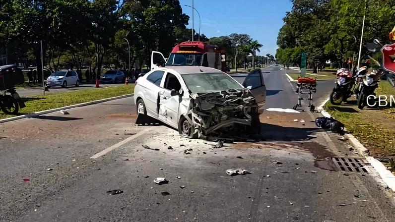 O acidente causou forte impacto no fluxo de veículos do início da tarde - (crédito: Divulgação/CBMDF)
