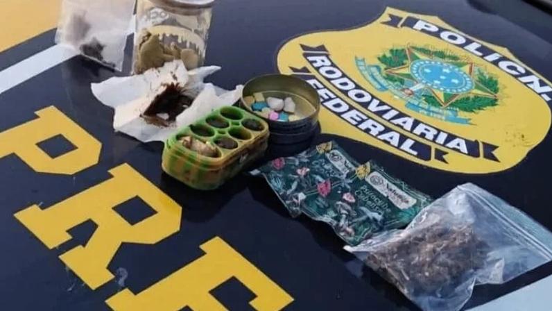 O "material de uso próprio" estava dentro de um mochila: skunk, haxixe, flores de maconha, ecstasy e LSD - (crédito: Divulgação/PRF)