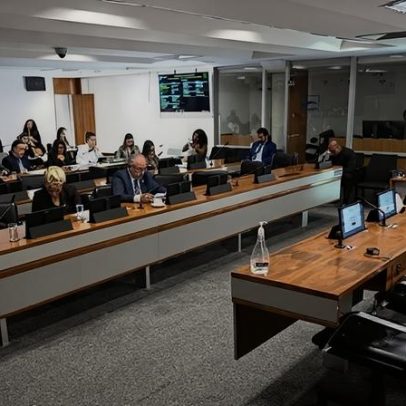 Oposição tenta barrar termos da norma escolar contra discriminação