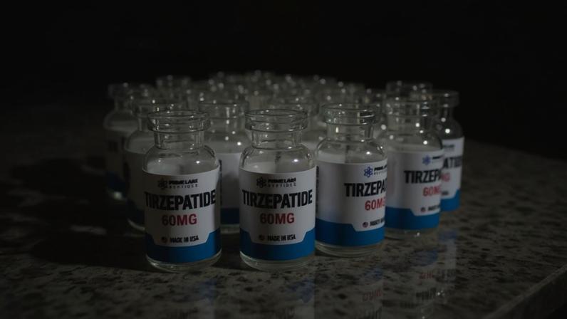 A maioria dos medicamentos estava sem comprovação de regularidade perante os órgãos sanitários. Documentos e equipamentos eletrônicos também foram recolhidos