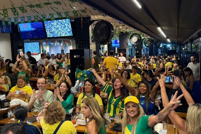 Torcida faz a festa no Fausto & Manoel do Sudoeste, no começo da partida entre Brasil e Escócia - (crédito: Lucas Alarcão/CB/D.A Press)
