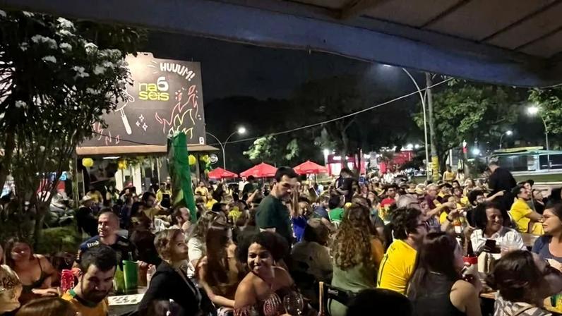 Torcida no Bar Na Seis, na 706 Norte, de olho no telão para acomp0anhar o Brasil - (crédito: Rafael Lins/CB/D.A Press)