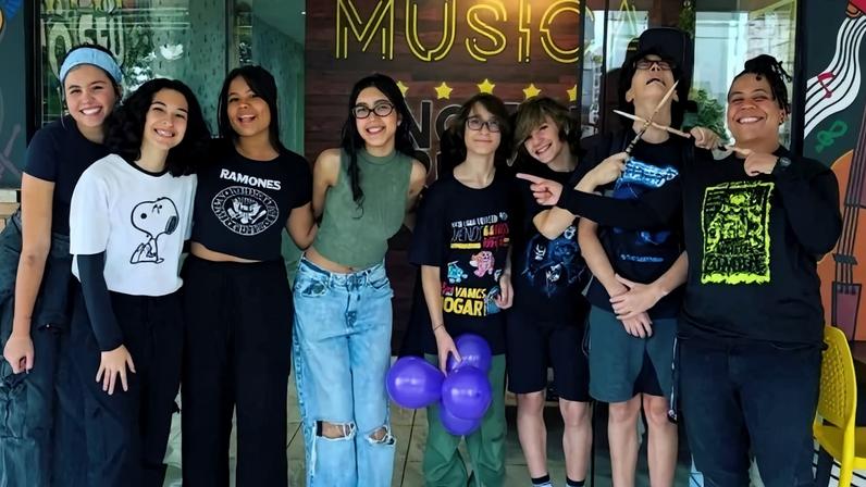 Professora Sara Abreu e alunos da escola No seu ritmo - (crédito: Divulgação)