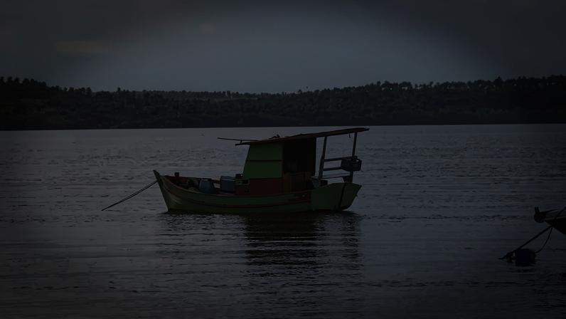 A simplicidade do cotidiano local, marcada pela presença dos barcos