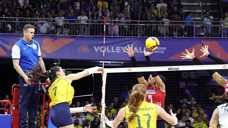 Ataque da Seleção Brasileira subiu de produção a partir do segundo set e encaminhou a vitória - (crédito: Davi Pereira/CB)