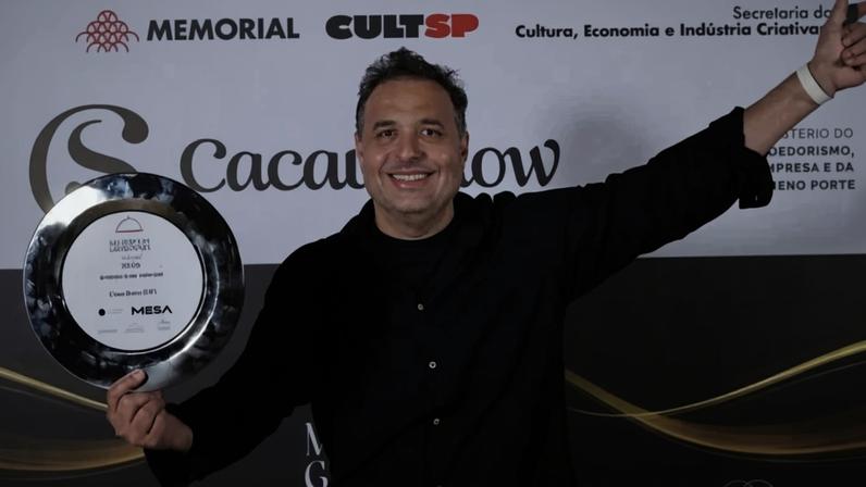 Gil Guimarães recebeu o prêmio no evento em São Paulo - (crédito: Ricardo Dangelo/Divulgação )