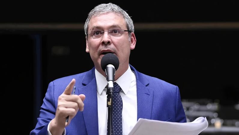"O Alcolumbre sentou em cima e não colocou para tramitar no Senado Federal. Toda vez que os trabalhadores lutaram por mais direitos a mesma história se repetiu", disse o deputado - (crédito: Kayo Magalhães/Câmara dos Deputados)