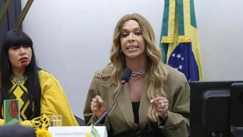 A deputada Erika Hilton (Psol-SP), por meio das redes sociais, afirmou que a proposta pode resultar na criação de uma "escala 7x0", sem garantia de descanso semanal fixo para os trabalhadores.