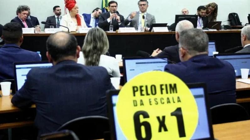 Durante a reunião de líderes, o relator da proposta, deputado Leo Prates (ao microfone), deverá apresentar detalhes de seu parecer - (crédito: Vinicius Loures/Câmara dos Deputados)