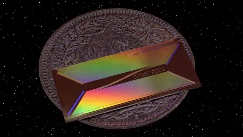 Colocado sobre uma moeda de 1 franco suíço para comparação de tamanho, o chip fotônico da EPFL demonstra como uma arquitetura a laser, antes restrita a sistemas de mesa, pode ser reduzida à escala milimétrica - (crédito: Reprodução / Zheru Qiu/EPFL)