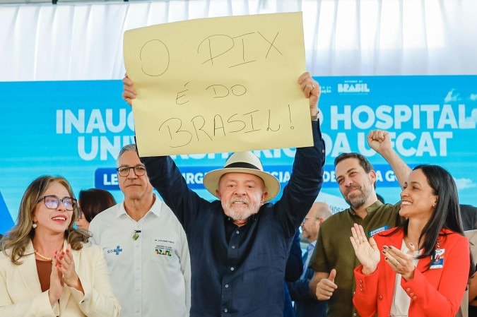 Lula posou segurando cartaz em defesa do Pix durante evento em Catalão, Goiás - (crédito: Ricardo Stuckert/PR)