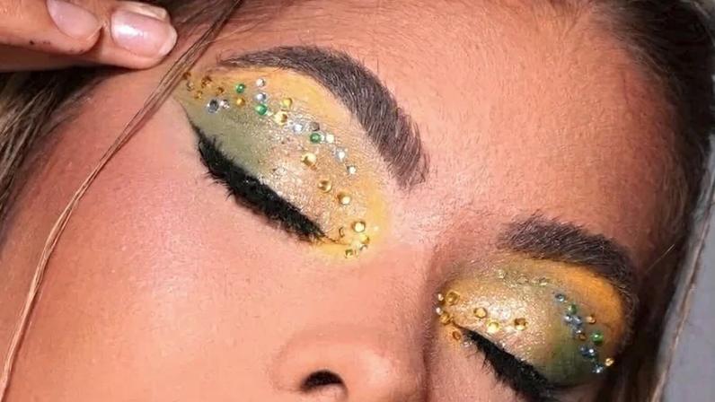Sombras com as cores do Brasil estão entre as tendências de make - (crédito: Reprodução/ Instagram (@camillaadma))