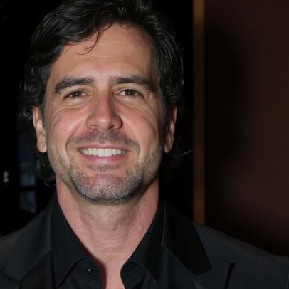 Marcos Pitombo foca peitoral peludo em publicação online