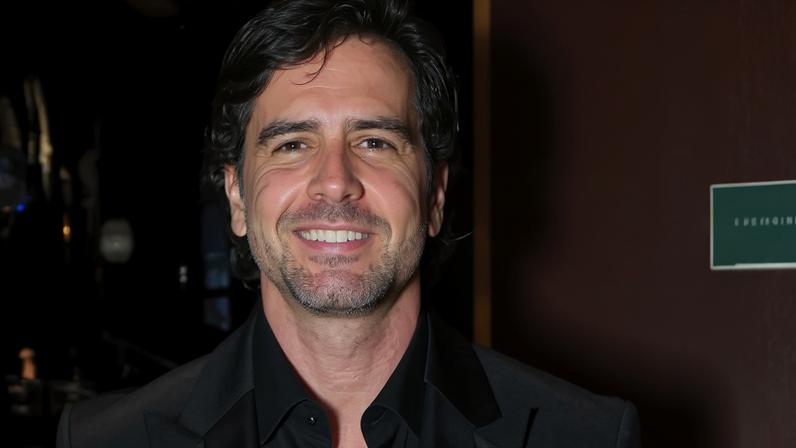 Fora das novelas, Marcos Pitombo dá zoom em peitoral peludo na web - (crédito: Observatorio dos Famosos)