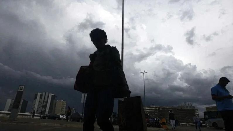 Estão previstas pancadas de chuva isoladas no decorrer do dia, principalmente no fim da tarde e no início da noite - (crédito: Minervino Júnior/CB/D.A.Press)