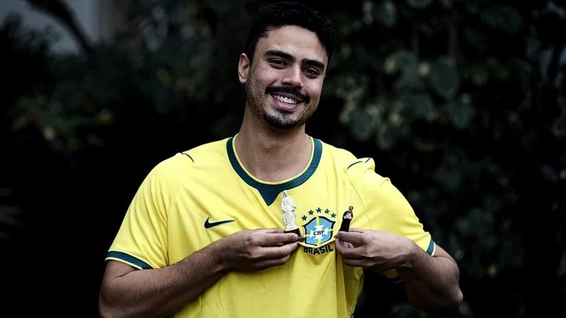 Ronaldo só assiste os jogos com uma imagem de Nossa Senhora e Santo Expedito