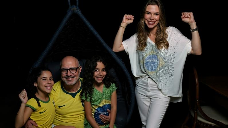 Família com esperança que o Brasil se tornará hexa em 2026. Antônio Araújo, Soraya Araújo e suas filhas Isadora(verde) e Ana Valentina.