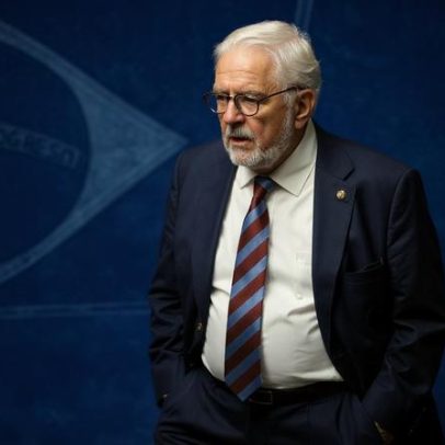 Jaques Wagner deixa liderança no Senado após reunião com Lula