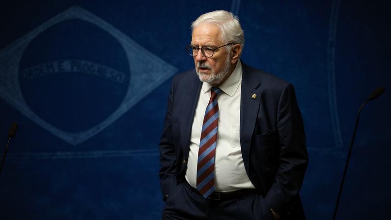 Decidimos, em comum acordo, que me afastarei da liderança do governo no Senado Federal