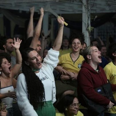 Brasilienses celebram classificação do Brasil; veja fotos