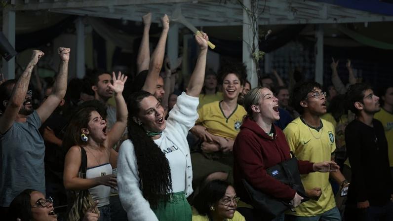 Turma comemora gol do Brasil contra a Escócia no Sesc da 504 Sul, que recebeu cerca de 500 torcedores - (crédito: Minervino Júnior/CB/D.A.Press)