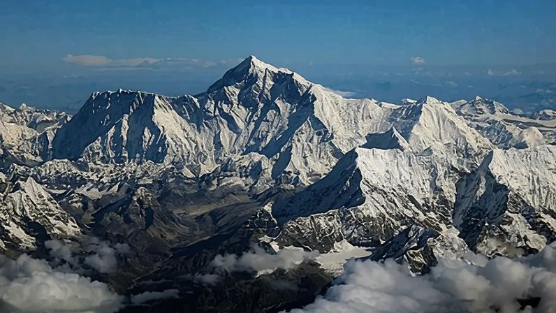 O monte Everest é considerado o ponto mais alto do mundo, com 8.849 metros - (crédito: shrimpo1967 - Papa Lima Whisley - wikimedia commons)