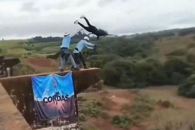 Maria Eduarda foi lançada sem cordas da ponte. SPU avaliará a melhor maneira de destruir pilares e vigas - (crédito: Reprodução/EPTV)