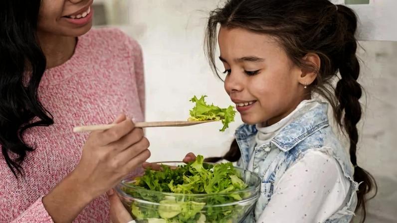 Não existem evidências científicas robustas que comprovem que dietas sejam capaz de tratar ou reverter autismo, alergias e atrasos no desenvolvimento infantil - (crédito: Freepik)