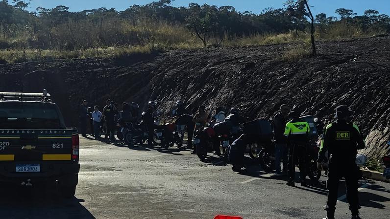 A ação, que ocorreu na altura do km 8 da Estrada Parque Paranoá (EPPR/DF-005), nas proximidades da Prainha do Lago Norte, teve como destaque a identificação de uma motocicleta com suspeitas de adulteração - (crédito: Foto: Divulgação/DER-DF)