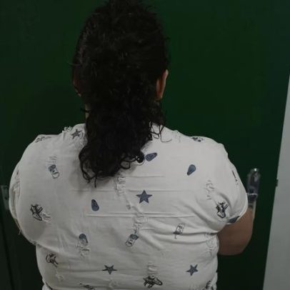 Mulher de 37 anos finge ter 12 e é presa por estelionato após adoção