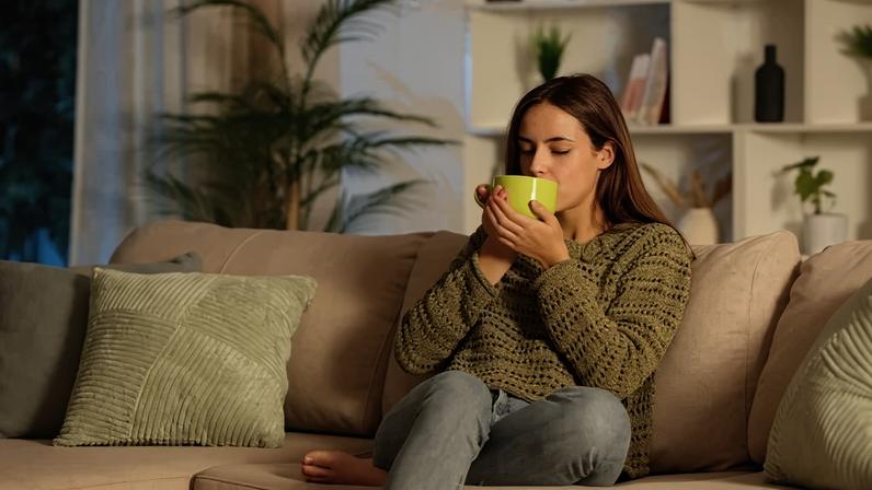 Os chás podem ser grandes aliados no inverno, especialmente no alívio de desconfortos causados por gripes e resfriados (Imagem: Pheelings media | Shutterstock)