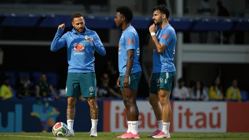 Neymar, Vini Jr. e Paquetá conversam durante treino: conquista do hexa exige entrosamento das estrelas - (crédito: CBF/Divulgação)