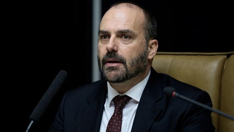 Ao se dirigir diretamente a Trump em postagem, o filho de Bolsonaro defendeu a reativação de medidas econômicas e diplomáticas contra Moraes - (crédito: Fellipe Sampaio/STF e Mario Agra/Câmara dos Deputados)