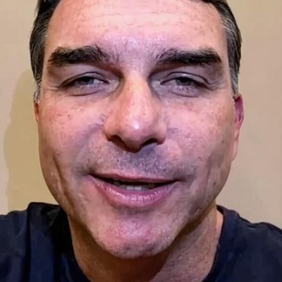 Flávio Bolsonaro comemora vitória da direita na Colômbia