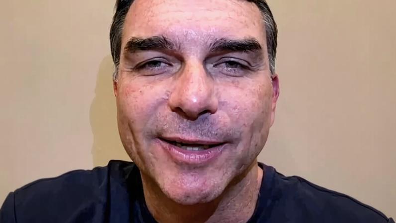 Pelas redes sociais, o presidenciável, filho do ex-presidente Jair Bolsonaro (PL), gravou um vídeo para parabenizar o colombiano - (crédito: Reprodução/Instagram/@flaviobolsonaro)