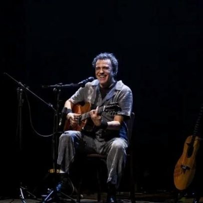 Paulinho Moska faz show no Dia dos Namorados com violões Fênix