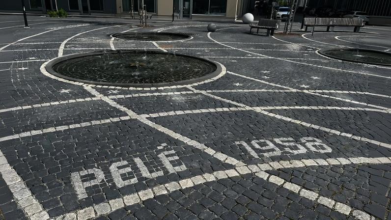 Entre as homenagens mais simbólicas está a presença do nome de Pelé gravado na instalação artística Stjärnskott, um grande mosaico urbano construído ao longo do espaço público