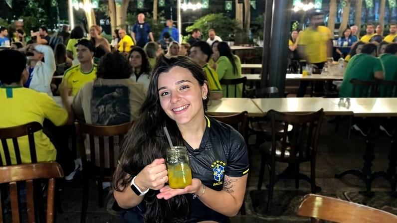 Torcedora Maria Clara Buzzin curte o jogo Brasil x Haiti no Caju Limão - (crédito: Mel Karoline)