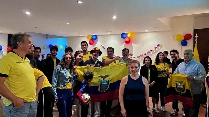 Equatorianos curtem jogo da Copa na embaixada - (crédito: Ana Carolina Alves)