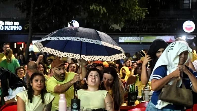 Chuva no Bar do Toinzinho não desanima torcedores - (crédito: Marcelo Ferreira/CB/DA Press)
