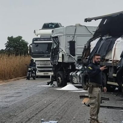 Acidente envolvendo três carretas em MG deixa uma vítima e bloqueia BR-251